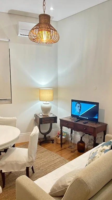 Sofá e zona de televisão da sala