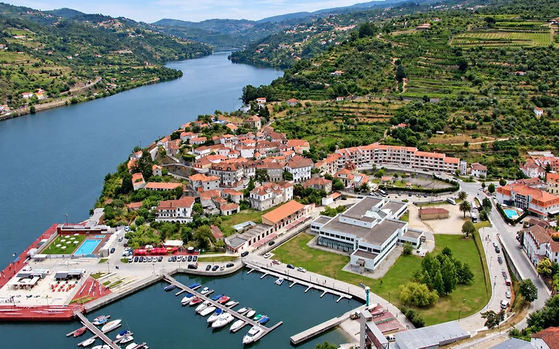 Vista aérea de Caldas de Aregos e do Douro, melhorada digitalmente