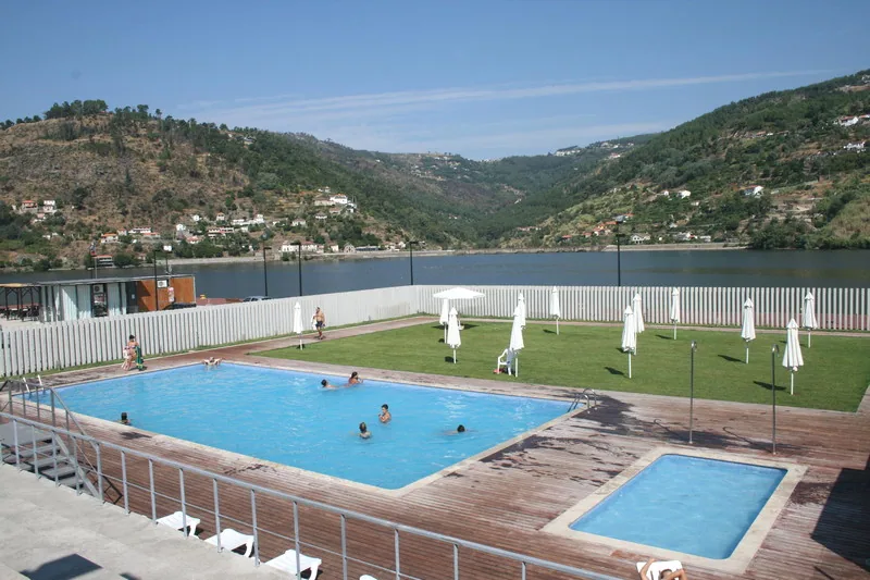 Piscina municipal descoberta de Caldas de Aregos junto ao rio Douro