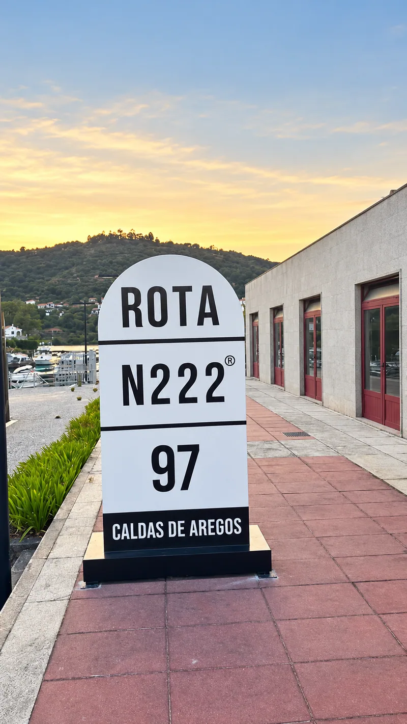 Marco da Rota N222, quilómetro 97, em Caldas de Aregos — fotografia editada digitalmente